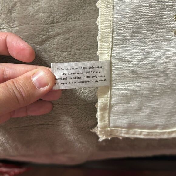 tinsel & fir Ivory Green Red Embroidered Christmas Winter Berry Table Runner - Picture 11 of 11